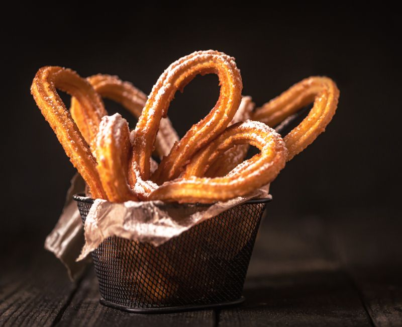 Imagen de churros en un recipiente.